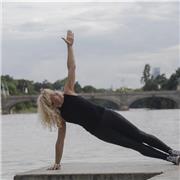 Insegnate certificata Coni di Hatha Yoga offre lezioni private online di Yoga e meditazione